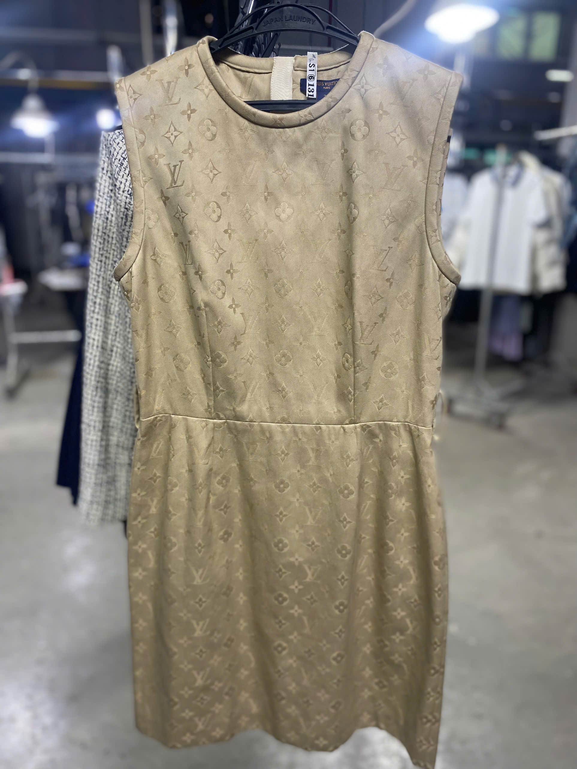 Để bảo quản những chiếc váy hiệu cao cấp (như váy lụa, voan, satin hoặc đầm đính kết cầu kỳ) luôn bền đẹp và giữ được phom dáng, bạn cần tuân thủ các quy tắc nghiêm ngặt sau: